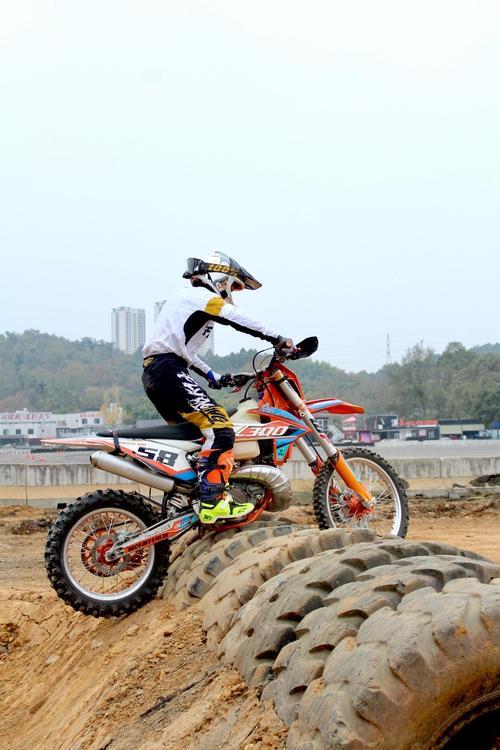 爱游戏体育-摩托越野极限赛，荒野中飙出速度梦想的简单介绍