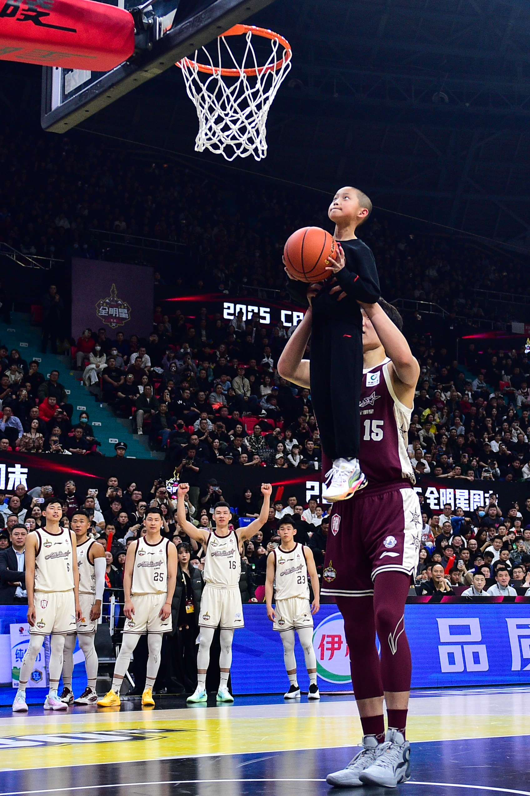 AIYOUXI.COM-篮下争夺激烈：北京队篮板抢到48个，攻守两端占优