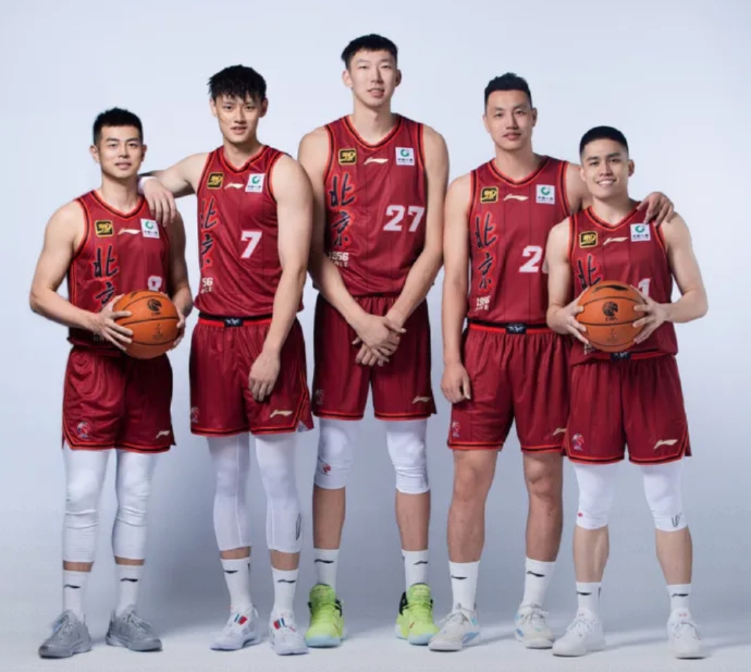 篮下争夺激烈:北京队篮板抢到48个,攻守两端占优 篮下争夺激烈:北京队篮板抢到48个,攻守两端占优