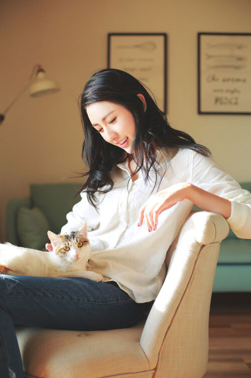 比赛中球员们百分百投入，为荣誉而战，比赛中一名运动员将球打到对手半台台面的垂直侧面